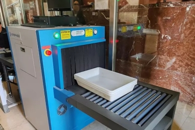 Fermato mentre entra in tribunale con due coltelli