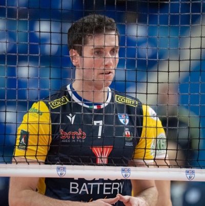 Il centrale Andrea Mattei saluta la Yuasa Battery