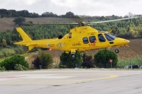 Si ribalta con l'auto, trasferito in ospedale con l'eliambulanza