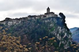 MArCHESTORIE, a Castel Trosino la Compagnia dei Folli in scena con lo spettacolo "Castel di Luna: Racconti poetici in un borgo lunare"