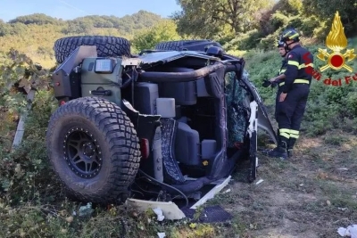 Si ribaltano con l'auto fuoristrada, soccorsi in quattro