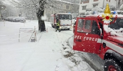 Allerta vento nelle Marche ma diverse auto in difficoltà per neve nel Pesarese