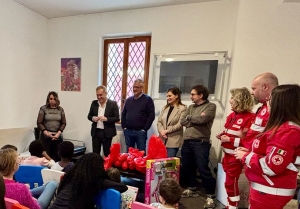 &ldquo;Pasqua in Rosso&rdquo; porta doni ai bambini dell&rsquo;ospedale e alla casa famiglia &ldquo;Santa Gemma&rdquo;