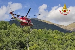 Donna precipita in un dirupo e muore durante un'escursione