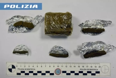 Alla vista degli agenti nasconde la droga in bocca, segnalato ed espulso