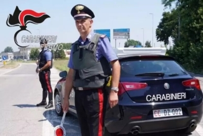 Ruba in uno stabilimento balneare, riconosciuto dai tatuaggi