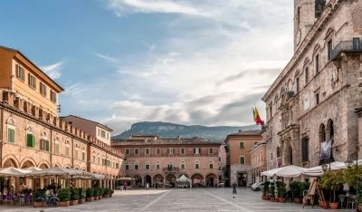 Ascoli Piceno - Troppe chiusure di negozi in centro, le cento torri in difficoltà