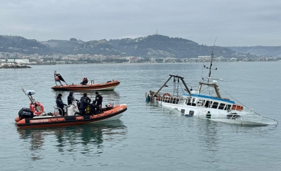 Peschereccio urta gli scogli e affonda nel porto di San Benedetto