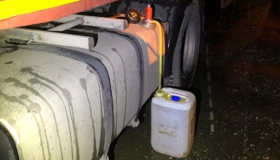 Camionista 'infedele' ruba carburante e aggredisce i poliziotti