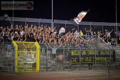 Ascoli Calcio - Continua la protesta degli ultras: anche ad Arezzo cori e striscioni contro la società