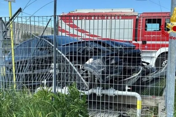 Auto danneggia un partitore e causa una fuga di gas, chiuso un tratto dell'Ascoli-Mare