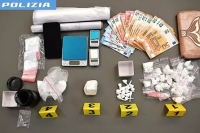 Centrali di spaccio nel casolare e nel condominio, due arresti nel Fermano