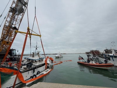 Peschereccio affondato nel porto, concluse le operazioni di recupero