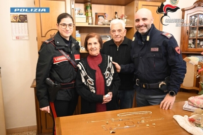 Finte carabiniere truffano anziana, arrestate e oro restituito