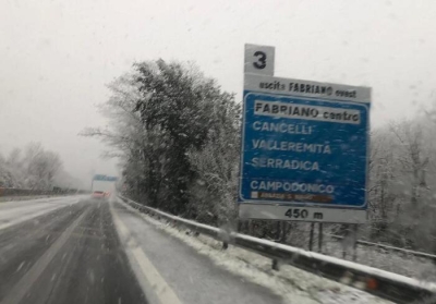 Neve sull'Appennino, imbiancato il confine tra Marche e Umbria