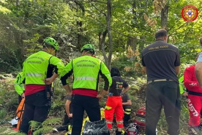 Motociclista infortunato nel bosco, in azione elisoccorso