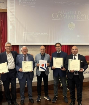 Nel Palazzo dei Capitani di Ascoli Piceno si &egrave; svolto l'evento di &ldquo;50&euro; PI&Ugrave;&rsquo; premiazione Maestri del Commercio&rdquo;