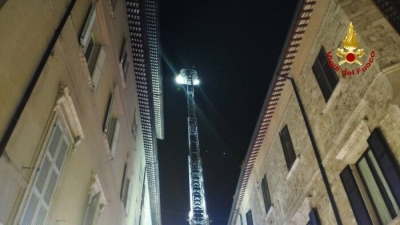 Vento forte nel Piceno, cade una lamiera e ferisce una ragazza