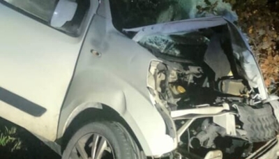 Auto esce di strada, conducente morto dopo lo schianto contro un albero