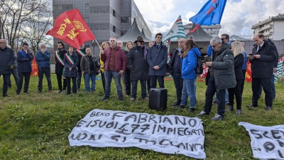 BEKO, IL PRESIDENTE ACQUAROLI A FABRIANO AL FIANCO DEI LAVORATORI