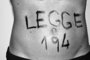 Gi&ugrave; le mani dalla legge194: sul corpo delle donne decidono le donne