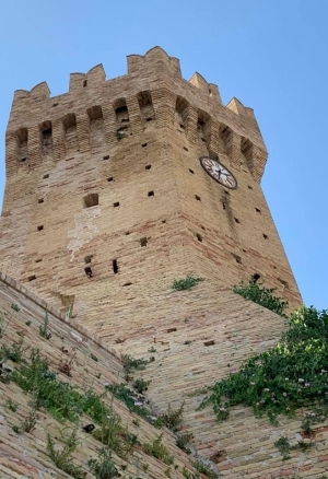 Porchia (Montalto delle Marche): riapre lo storico bar della piazza grazie all&rsquo;impegno della comunit&agrave; del luogo