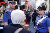 Anziana molestata e derubata mentre guarda la tv