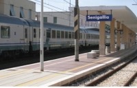 Donna urtata e ferita da un treno a Senigallia, trasportata in ospedale