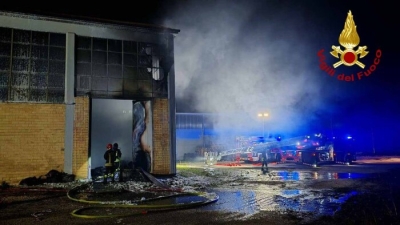Fiamme in un capannone con rifiuti elettronici nel Maceratese