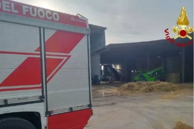 A fuoco un macchinario per l'imballaggio del fieno