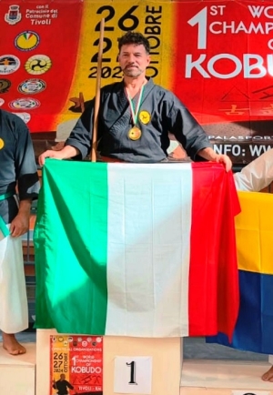 L&rsquo;atleta albense Sandro Pavoni si &egrave; laureato campione del mondo nella categoria Master di kobudo nell'arma Bo (bastone)