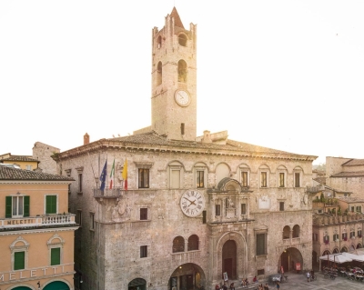 Il Teatro dei Filarmonici di Ascoli Piceno si prepara ad accogliere, lunedì 13 aprile alle ore 10, lo spettacolo sulla parità di genere “Punto”