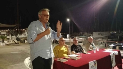 Mistero e applausi: Paolo Roversi e L’enigma Kaminski conquistano il Circolo Nautico