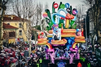 CARNEVALE NELLE MARCHE: UN VIAGGIO TRA TRADIZIONI SECOLARI, BORGHI IN FESTA E SAPORI AUTENTICI