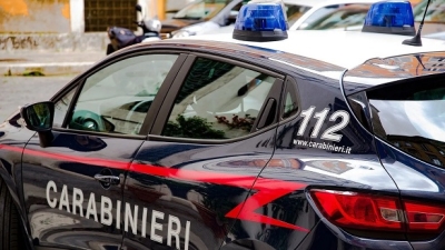 Ruba in un'auto e ci lascia il proprio telefonino, denunciato