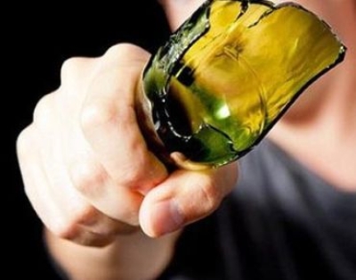 Rompe una bottiglia in testa ad un uomo, aggredisce i poliziotti e distrugge la Volante: arrestata