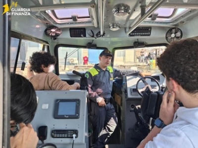 Studenti a bordo con la Guardia di Finanza per la Giornata del Mare
