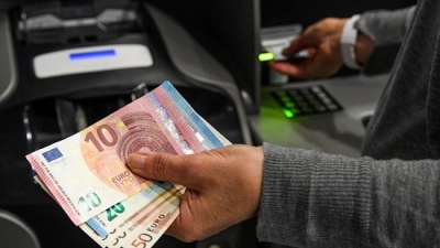 Rubano una borsetta e utilizzano in modo fraudolento la carta bancomat, arrestati