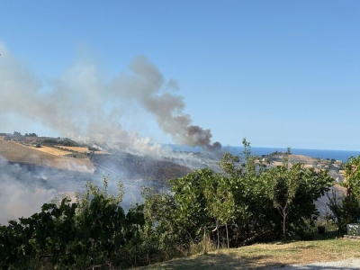 Incendio sulle colline fra Silvi e Pineto, vento alimenta fiamme