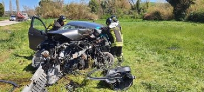 Auto contro un albero sulla strada del Salinello: grave la donna trasportata in ospedale con l'elisoccorso