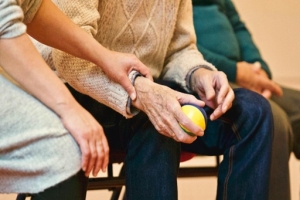 Pubblicato il bando per contributi ai caregiver familiari