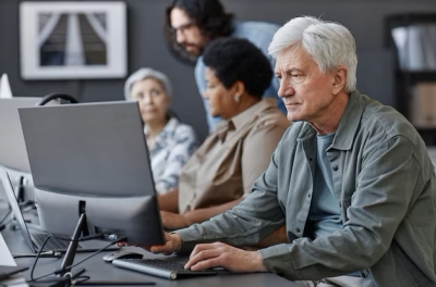 “Senilizzazione del lavoro”, tra imprenditori e dipendenti nessuna differenza: in tanti rimangono in attività con i capelli bianchi