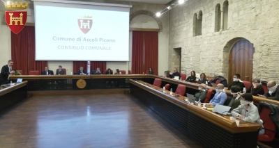 Ascoli Piceno - Interrogazione sui giornalisti, la minoranza indossa il bavaglio in consiglio comunale