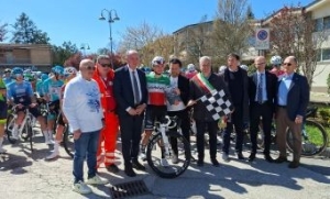 Trofeo Michele Scarponi: lo spagnolo Aitor Groset Martinez scatenato in salita a Camerino