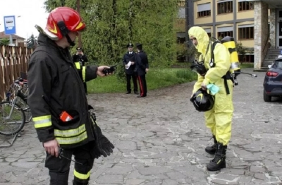 Da capannone fuoriescono esalazioni irritanti, intervento dei vigili del fuoco