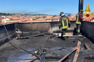 Rogo su tetto terrazzato di un palazzo, abitazione non fruibile