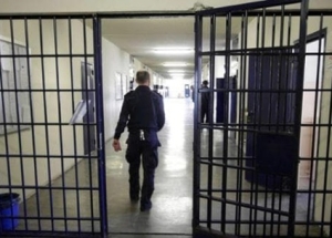 Nel carcere di Ascoli Piceno un detenuto prende a pugni due agenti