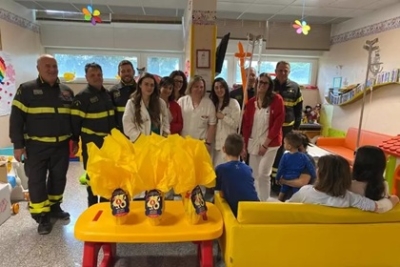 Le uova dei vigili del fuoco alla pediatria dell'ospedale Mazzoni per Pasqua
