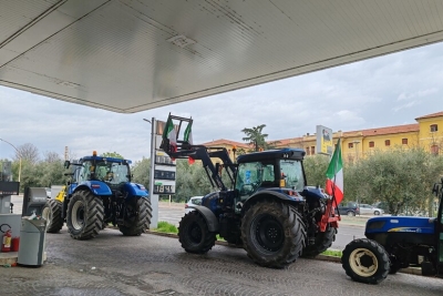 I trattori al cospetto del ministro Lollobrigida in visita ad Ascoli Piceno