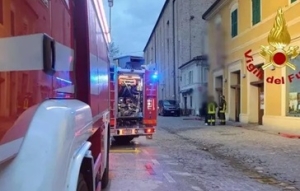 Incendio nella notte al Politeama di Fano, fiamme domate